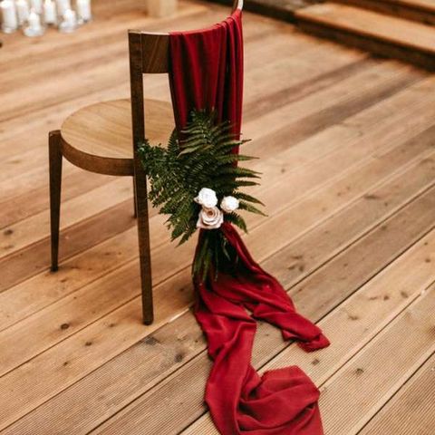 Zdjęcie przedstawiające: Bordowa szyfon na krześle