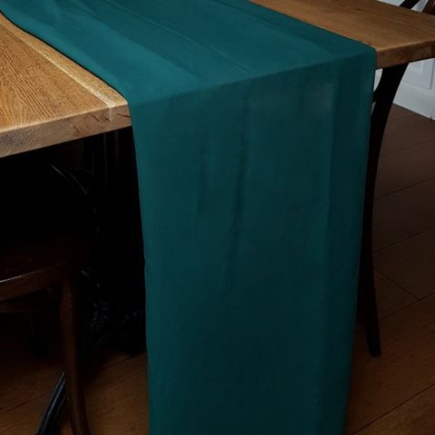 Zdjęcie przedstawiające: Szyfonowy bieżnik szmaragdowy