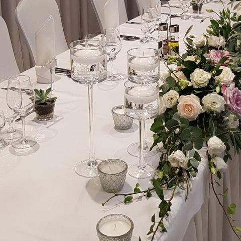 Zdjęcie przedstawiające: Szklany świecznik kielich na nodze